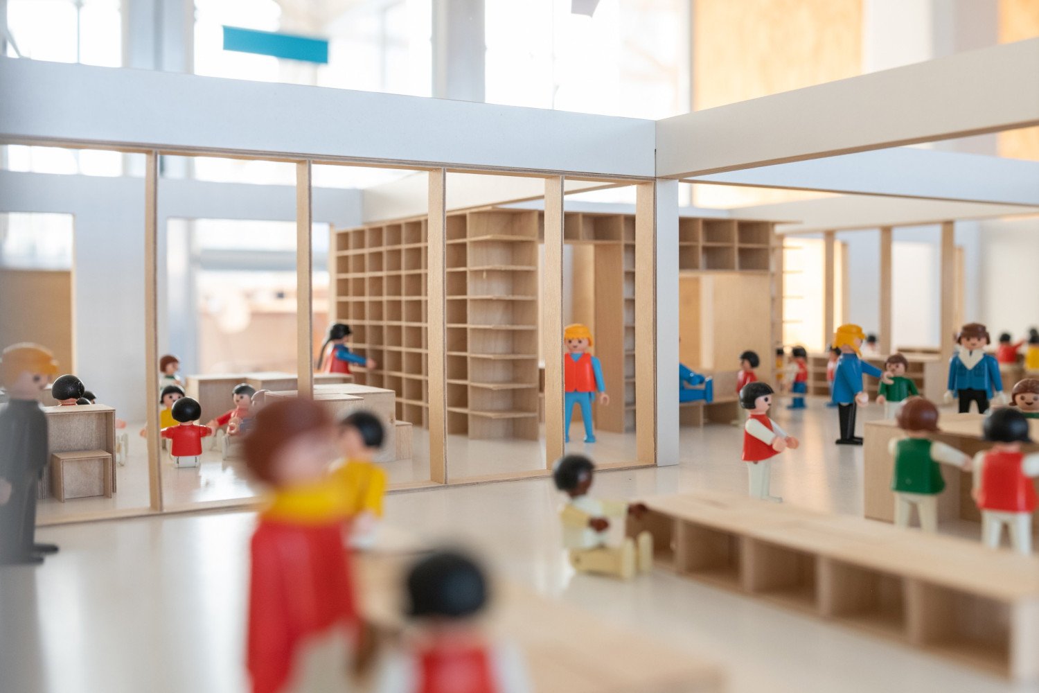 Holzmodell eines Lernlofts mit Figuren.